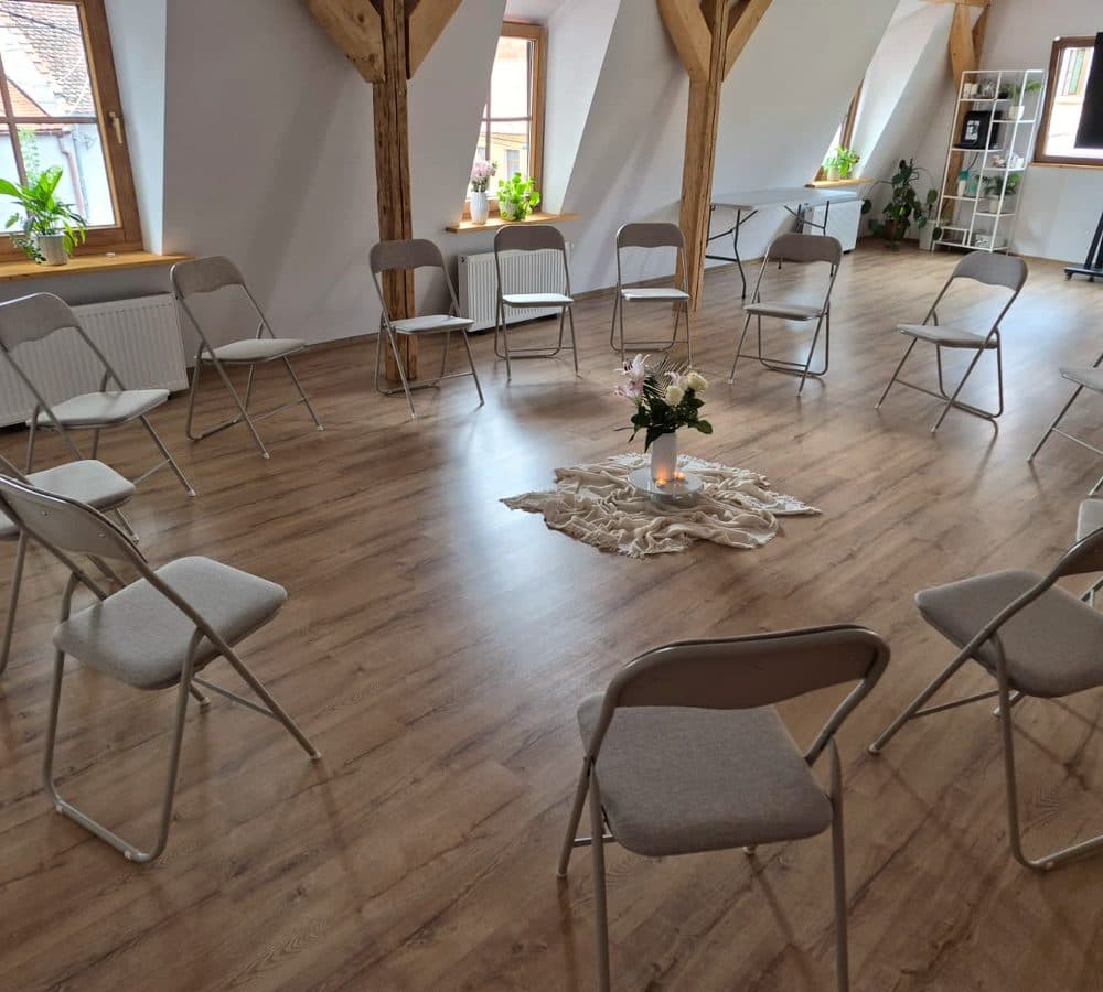 Sala așezată în cerc, la lumină de zi — pentru workshopuri și întâlniri